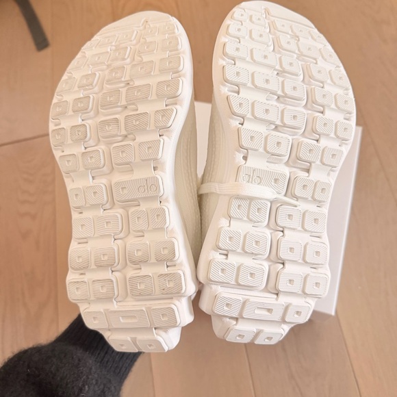 Alo White Runner Shoes Size 6 Women - Picture 2 of 6